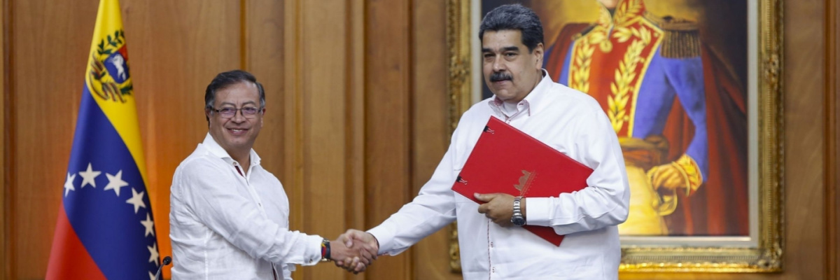El presidente de Colombia, Gustavo Petro, estrechando la mano de Nicolás Maduro, presidente de Venezuela.
